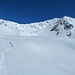 Das Plateau der Rossalm.  Hier bietet sich erstmals der Blick zum Hasenöhrl rechts oben.  Der Rücken der von links nach rechts vom Grat runter zieht vermittelt den Aufstieg zu ebendiesem.  Alternativ ginge auch der Hang rechts daneben, den wir letztlich abgestiegen sind.