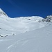 Der Fels rechts ist der Schafturm.  Unser Track ginge eigentlich davor rechts hoch, alle anderen biegen aber dahinter bei dem aus dem Schnee hervorschauenden Felsen ab.  Das machen wir auch.