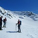 Um den von links herabziehenden Riegel herum geht es in einem Bogen auf das Plateau der Rossalm.  Jetzt aber erstmal durchschnaufen.