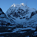 Auf Schneeresten Richtung Mont Collon, dem imposanten Wahrzeichen Arollas. Die Morgensonne markiert bereits die potentiellen Eisabbruchstellen