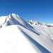 <b>In 22 minuti risalgo il ripido versante: alle 9.30 pervengo alla cresta nevosa corrispondente alla vetta del Pizzo dell’Uomo, anticima N (2586 m).</b>