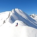 <b>Sono in compagnia di Cesare, salito con lo splitboard.<br />Il panorama è stupendo, non c’è vento e la neve quest’anno è abbondante. L’amico pregusta la discesa, scalpita e sprizza entusiasmo da tutti i pori. In effetti la serpentina che disegna sul versante settentrionale è spettacolare.</b>