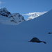 Der Aufstieg über den flachen Haut Glacier d'Arolla zieht sich...rechts der Mitte rückt erstmals der Mont Brulé ins Bild, links P. 3150 und 3088