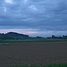 9. Mai, 20:50 Uhr. Worb, Bächumatt: Nach dem mehrheitlich hochnebelartig bedeckten Auffahrstag, leuchtet die Blüemlisalp in der Abendsonne.