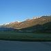 10. Mai, 06:25 Uhr. Nun ist auch die Niesenkette ins Sonnenlicht getaucht. Im Vordergrund das Gelände des Flugplatzes Reichenbach.