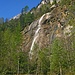 10. Mai, 09:05 Uhr. Von den äusserst steilen Hängen des Elsighorns stürzen zahlreiche Wasserfälle zu Tale. Ein besonders schöner befindet sich nach dem Pt. 1011.