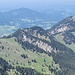 Etwa mittig der Schweinsberg, rechts der Breitenstein 