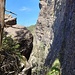 Eindrückliche Felswände oberhalb des Felsentors.
