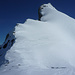 Auf der Sonnenseite des Lebens: der Schalihorn SSW-Rücken vom Hohlichtpass. Links die Schulter 3797, bis zu der mit Ski aufgestiegen werden kann, darüber die steilere obere Hälfte und zuoberst der SW- oder Gipfelgrat