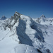 Lockerer Pulver auf dem SW-Grat: Blick nach SE zu den beiden Pointes de Moming und das Zinalrothorn, links das Matterhorn, rechts Dent Blanche und Grand Cornier, dahinter Grand Combin und am rechten Bildrand Grand Jorasses und Mont Blanc