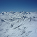 Gipfelpanorama nach S: unten der Abbruch des Hohlichtgletschers, der S unter den Äschhörner gut umfahrbar zu sein scheint, links in der Kette Platt- und Mettelhorn, darüber am Horizont die südlichen Zermatter Breithorn, Pollux, Castor, Liskamm und Monte Rosa