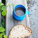 10. Mai, 07:35 Uhr. Etwas Brot und am Vorabend zubereiteter Kaffee aus der Thermosflasche – mein bescheidenes Frühstück auf einer (trockenen) Bank zu Beginn der Adelrainstrasse.
