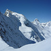 Aufstieg mit Ski über den unteren SSW-Rücken: unten der Hohlichtpass, darüber die Pointes Nord und Süd de Moming und das Zinalrothron, rechts davon u.a. Dent Blanche und Grand Cornier