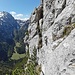 Rückblick über die Abkletterstelle (III), die Richtung Südostschlucht leitet. Oben im Bild der massive Haken der Bergführer aus einer anderen Zeit.