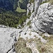 Rückblick über die luftige III+ Platte, die einen schließlich in die Südostschlucht führt. Die Platte ist zwar steil, es gibt aber kleine gute Tritte und die zwei sichtbaren Wasserrillen, entlang der geklettert wird.