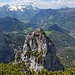 Der kleine Bruder vom Mittleren aufgenommen. Die Südostschlucht ist hier nicht erkennbar, jedoch das bereits erwähnte große Latschenband, auf das die diversen Risse münden, die von den ersten Begehern durchstiegen wurden, und das beim Abseilen über den Nordostgrat gequert wird.