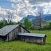 Getarntes Festungs-Geschütz in einer merkwürdigen Kombination eines Stalls mit einer länglichen Hundehütte zuoberst auf Magletsch  