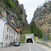 Anschliessend führt unsere Wanderung durch den Tunnel zum Col des Roches.