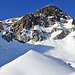 Blick zum ersten Gipfelziel, dem Piz Radönt. In der linken Bildhälfte sieht man unterhalb vom Couloire mehrere Skitourengeher.