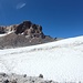 der Kraterrand auf 6750m - fast, aber auch nur fast geschafft. Der Aufstieg erfolgt steil zwischen dem dunklen Felsen in der Mitte und dem helleren Felsen etwas links davon. 