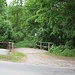 Nach einem kurzen Stück entlang der Straße gelang man hier in den Wald auf einen schmalen Wanderpfad, der parallel zur Straße verläuft.