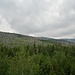 Blick von der südlichen Hohnsteinklippe nach Südwesten. In der Bildmitte die Arnoldklippe, rechts außen im Nebel der Brocken.