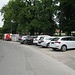 Start am Floßplatz in Wernigerode-Hasserode. Zusätzlich zu den Parkplätzen hier direkt am Floßplatz gibt es auch welche am Sportplatz links außerhalb des Fotos. Die Bushaltestelle Floßplatz ist geradeaus hinter dem dicken Baum. In den Harz geht es nach rechts.