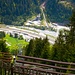 Blick zum Bahnhof von Langen am Arlberg, links unten das kleine Kabinchen der Seilbahn