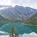 Der Weg entlang der Nordseite verläuft ein Stück oberhalb des Sees und bietet immer wieder gute Blicke auf den See