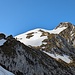 Die schneebedeckte Aufstiegsrampe links im Bild.