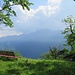 Il sentliero spiana quando arriva al punto panoramico con panchina. 