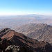 Staubiger Blick Richtung Sahara. Der grosse Berg am Horizont ist der Jebel Sirwa, mit 3304 m der höchste Berg des Antiatlas.
