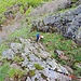[u Nyn] am Beginn der nassen Rinne. Er klettert gleich auf die Felsrippe neben ihm. Mein Stecken zeigt, wie steil das Gelände ist.