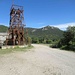 Dopo la consueta doccia, la sistemazione dello zaino, ecc., ci facciamo un giretto nei dintorni per vedere la zona mineraria, dove spicca questo pozzo di estrazione. 