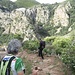 Arrivati ad un bivio segnalato, decidiamo di abbandonare momentaneamente il Cammino per scendere con i nostri nuovi amici alla base della cascata di Piscina Irgas, percorrendo un sentiero molto ripido ma non esposto.