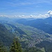 Blick das Inntal herunter Richtung Kufstein.  Hinten links ist, ganz diesig, der Kaiser zu erkennen.