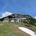 Die aufgegebene Bergstation und das Sonnwendjochhaus unterhalb des Roßkogels.