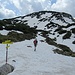 ... und über Schneefelder geht es rüber zum Latschberg.  Dieser ist hier sogar ausgeschildert!