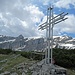 Gipfelkreuz Latschberg mit Rofan-Hintergrund