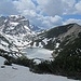 Der noch vereiste Zireiner See unterhalb von Rofanspitze und Marchspitze.  Ein absolutes landschaftliches Highlight!