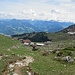 Knapp oberhalb der Zireiner Alm erkennt man rechts dahinter den Weg zur Bayreuther Hütte.  Sieht nach Wirtschaftsweg aus?