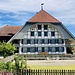 vis-à-vis des Restaurants ein weiteres stattliches Emmentaler Haus