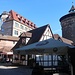 Im Nürnberger Waffenhof.