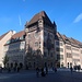 Das alte Eckgebäude mit Erkern und interessanten Verzierungen, in dem sich heute der Nassauer Keller befindet.