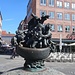 Am Narrenschiff-Brunnen vorbei...