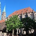 Die Nürnberger Frauenkirche wird passiert.
