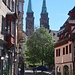 Durchblick zu den Türmen der Frauenkirche.