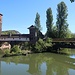 Auf einer Holzbrücke gelangt man  anschließend hinüber zum Bratwurstmuseum.