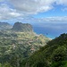 Tiefblick zum Adlerfelsen und Porto da Cruz