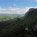 Blick gen Süden. Am Horizont erahnen wir einige Gipfel der Berner Alpen (CH)